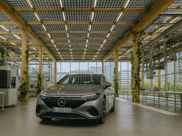 vehículo Mercedes-Benz en una fábrica sostenible